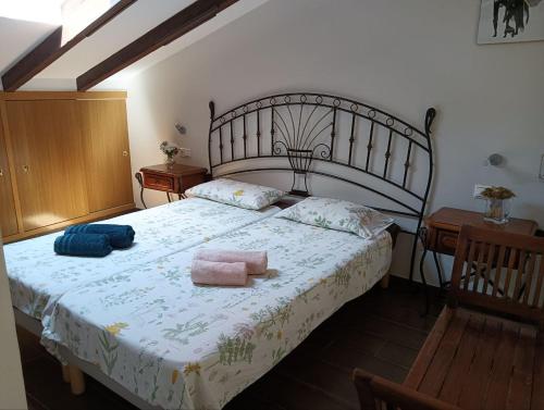 バレンシアにあるLoft in ehemaligem Fischer Hausのベッドルーム1室(大型ベッド1台、タオル2枚付)