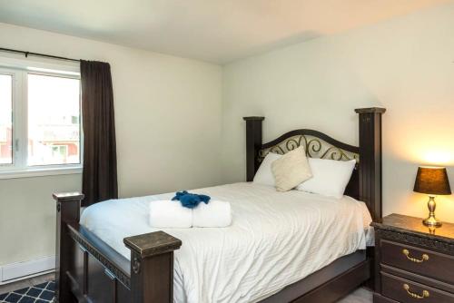 een slaapkamer met een bed met twee handdoeken erop bij NN The Homestay Crestview 2bed 1 5bath in Whitehorse