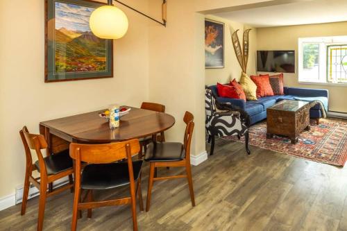 ein Wohnzimmer mit einem Tisch und einem Sofa in der Unterkunft NN - The Crooked House - Downtown 3-bed 1-bath in Whitehorse