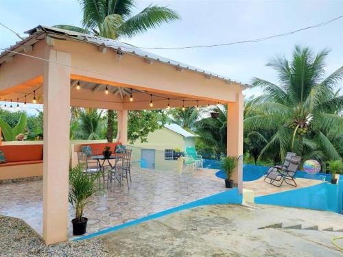 - un pavillon avec une table et des chaises sur la terrasse dans l'établissement Villa Familiar en Río San Juan con Wifi BBQ Piscina @drvacationsrental, à Río San Juan