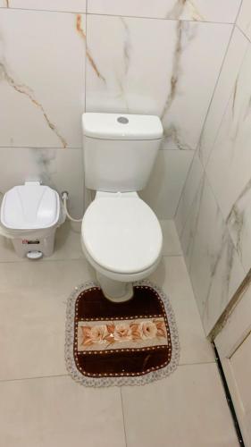 a bathroom with a white toilet and a bidet at Pousada Castelo in Rio Branco