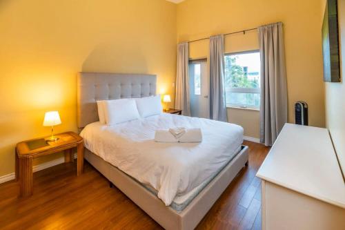una camera da letto con un letto con una scatola sopra di NN - The Loft - Downtown 1-bed 2-bath a Whitehorse