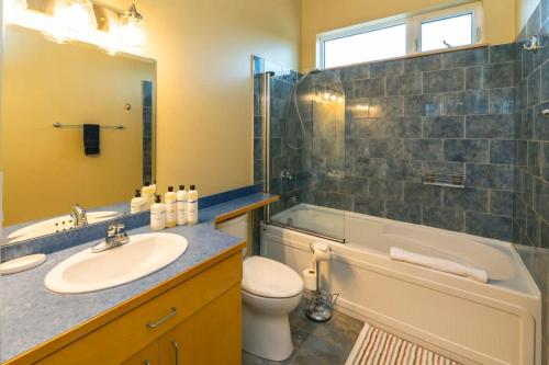 un bagno con lavandino, vasca e WC di NN - The Loft - Downtown 1-bed 2-bath a Whitehorse