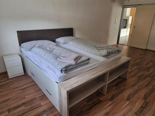 Postel nebo postele na pokoji v ubytování Gudzevic Ferien Unterkünfte A 2