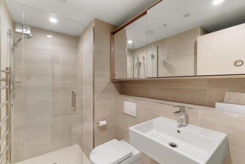 a bathroom with a toilet and a sink and a shower at Residence Du Parc Apartment 8 in Queenstown