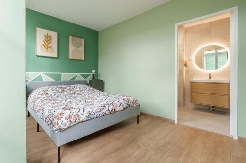 Postel nebo postele na pokoji v ubytování Appartement lumineux avec cour