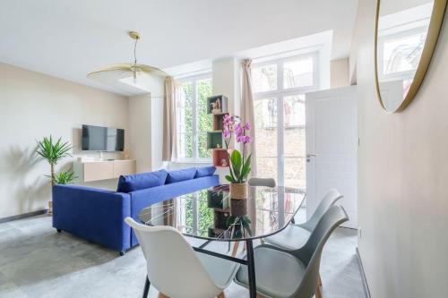 TV a/nebo společenská místnost v ubytování Appartement lumineux avec cour