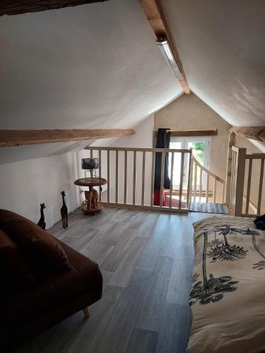 ein Schlafzimmer mit einem Bett und einem Sofa in einem Zimmer in der Unterkunft Douce Campagne in Clermont-Créans