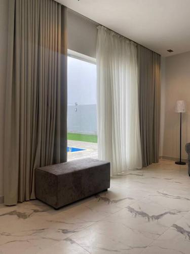 شاليه السمو الفندقي في أملج: غرفة معيشة مع نافذة كبيرة وأريكة