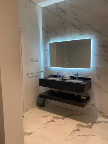 烏姆拉吉的住宿－شاليه السمو الفندقي，浴室设有黑色水槽和镜子