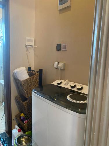 a washing machine with a stove top in a room at Casa del Court in Kampala