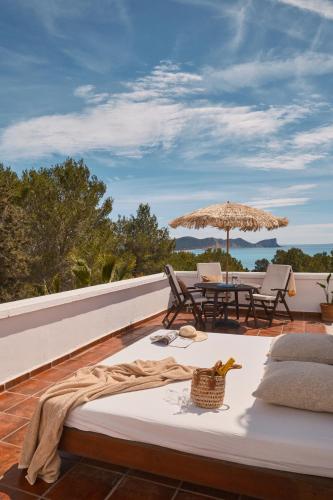a bed on a balcony with a table and chairs at Villa B&M Experience in Sant Francesc de s'Estany