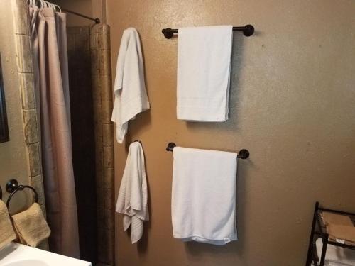 baño con toallas blancas colgadas en la pared en Comfy Spacious Private Room 1 with Attached Bath, en Dallas