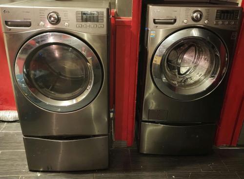 dos lavadoras sentadas una al lado de la otra en una habitación en Comfy Spacious Private Room 1 with Attached Bath, en Dallas