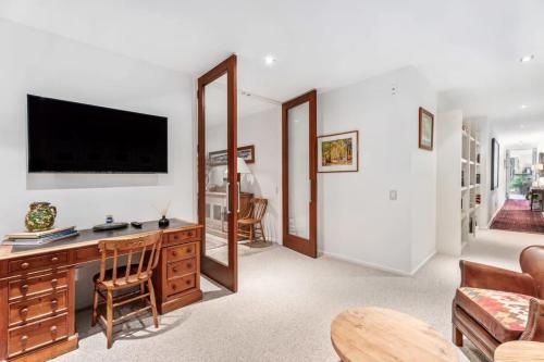 Una televisión o centro de entretenimiento en Pembroke Luxury Apartment