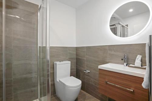 um banheiro com um vaso sanitário, uma pia e um espelho em Albert Town Views em Albert Town