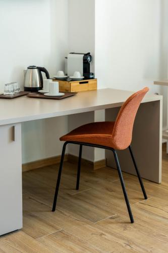 a chair sitting in front of a desk at Le camere sui colli in La Spezia