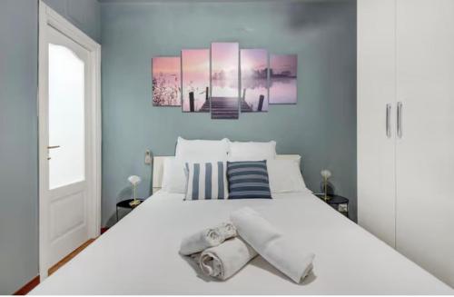 ein Schlafzimmer mit einem großen weißen Bett mit blauen Wänden in der Unterkunft Nel blu dipinto di blu Apartment in Levanto