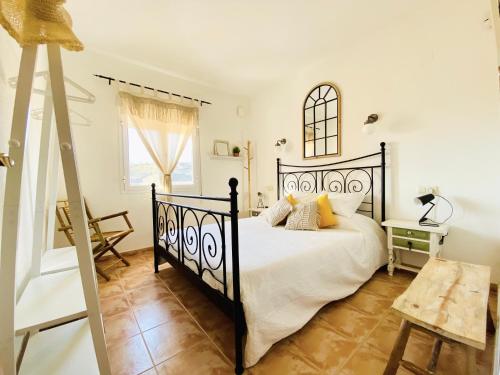 1 dormitorio con cama negra y escritorio en Montacala Holidays House, en Cumbre del Sol