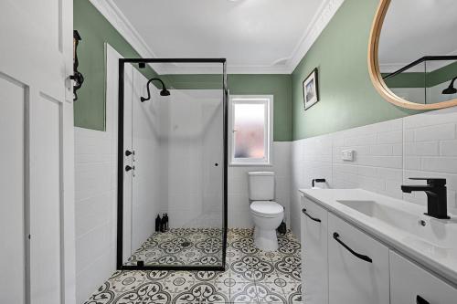 Et badeværelse på Bindi Cottage, Spacious & Unique, Opposite Pool