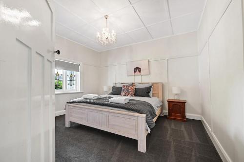 En eller flere senge i et værelse på Bindi Cottage, Spacious & Unique, Opposite Pool