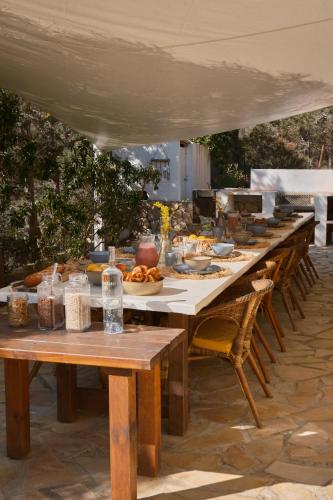 a long table with food on top of it at Villa B&M Experience in Sant Francesc de s'Estany