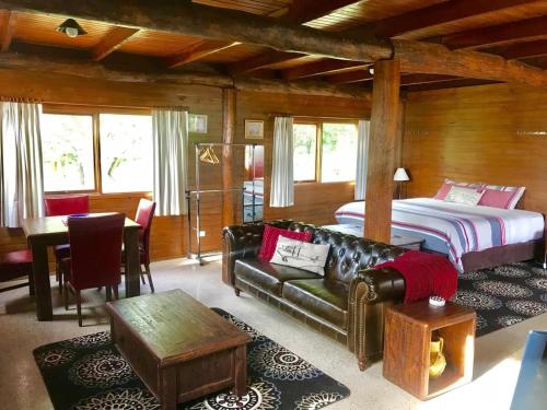 米爾索普的住宿－The Shack Gorgeous Getaway for 2 on Truffle Farm，一间卧室配有一张床、一张沙发和一张桌子