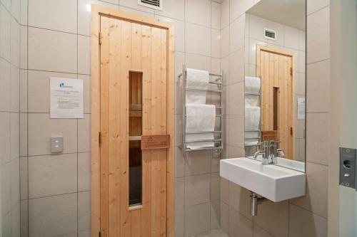Koupelna v ubytování Luxury Lakeview on Ardmore with Sauna