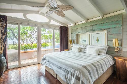 um quarto com uma cama e uma grande janela em Dream On Costa Rica em Santa Cruz