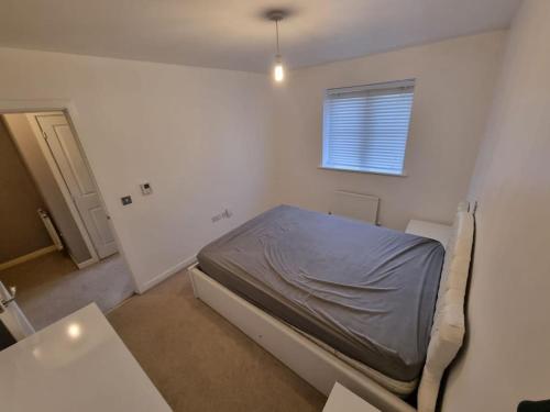 1 dormitorio con 1 cama en una habitación con ventana en New Built Immaculate Condition en Rainham