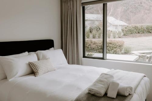 Krevet ili kreveti u jedinici u objektu Dovecote: 5-bedroom Home with Hot tub & Games room