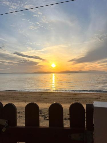 - une vue sur la plage au coucher du soleil dans l'établissement Casa Pé na Areia SC, à Biguaçu