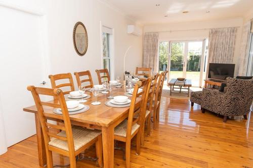 una sala da pranzo con tavolo e sedie in legno di Secret Cottage - Charming & Lovingly Restored, Firepit a Orange