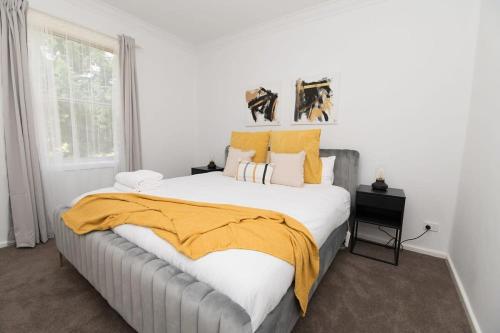 Ένα ή περισσότερα κρεβάτια σε δωμάτιο στο Canobolas Cottage - Amazing Farm Stay, 4 King Beds