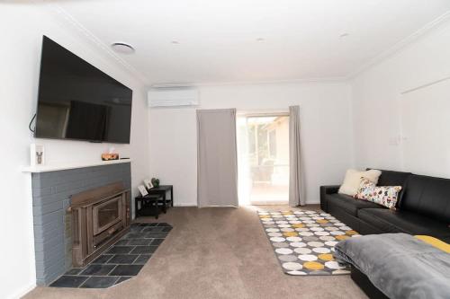 Μια τηλεόραση ή/και κέντρο ψυχαγωγίας στο Canobolas Cottage - Amazing Farm Stay, 4 King Beds