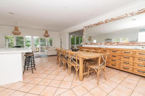 a kitchen with a table and chairs in a room at Benview Cottage - CBD, Sleeps 8, Pizza Oven in Orange