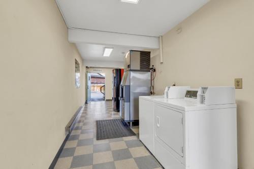 Η κουζίνα ή μικρή κουζίνα στο Days Inn by Wyndham Carson City