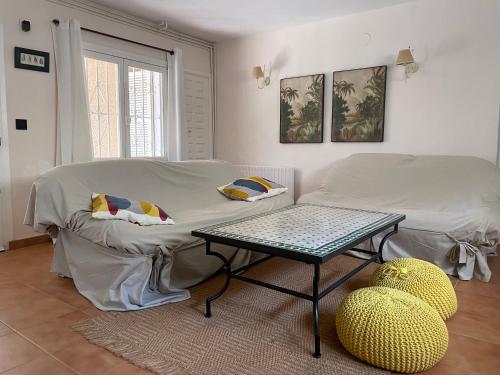 een woonkamer met een bank en een tafel bij Villa Marta - Montgó in Denia