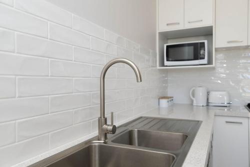 Dapur atau dapur kecil di Villa on Matthews - Modern & Cosy, Escape for 2