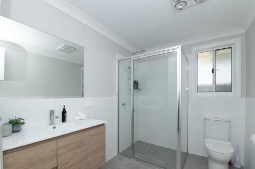 Bilik mandi di Villa on Matthews - Modern & Cosy, Escape for 2