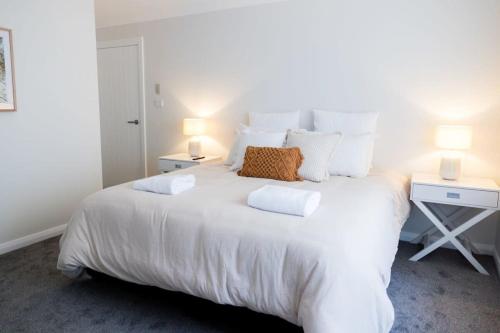 Llit o llits en una habitació de Ideal Family Home, Close to Sportsgrounds, Hospital & Cadia