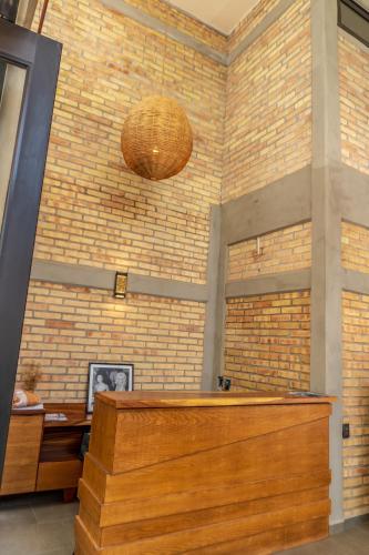 a lobby with a desk and a brick wall at Hotel Wellness - Belleza y Serenidad in Boca del Río