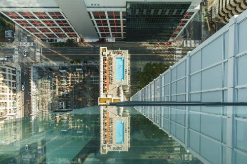 un reflejo de edificios en un charco de agua en The One - Make Memories! - Urban City - Boutique en Toronto