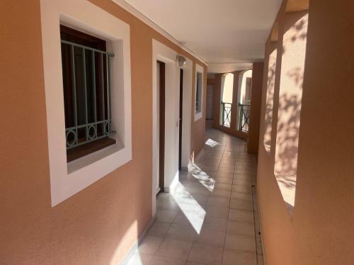 un couloir d'une maison avec le soleil qui brille à travers les fenêtres dans l'établissement Résidence de charme avec piscine à débordement, à Cannes
