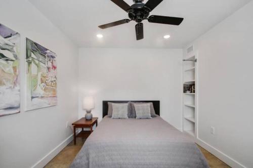 a bedroom with a bed with a ceiling fan at River Breeze Quiet & Modern Black Pearl Apartment in New Orleans