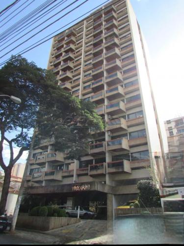 a large apartment building with a tree in front of it at AGRISHOW BASSANO VACCARINI Flat ULTIMAS UNIDADES in Ribeirão Preto