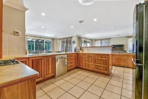 Η κουζίνα ή μικρή κουζίνα στο Goldfinch Way Stunning & Spacious Home Sleeps 11