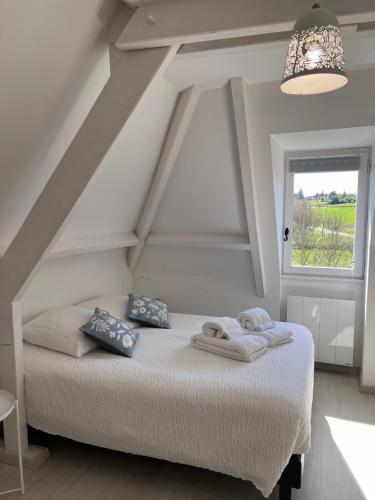 a bedroom with a bed with towels on it at Appartement de charme in Vitrac