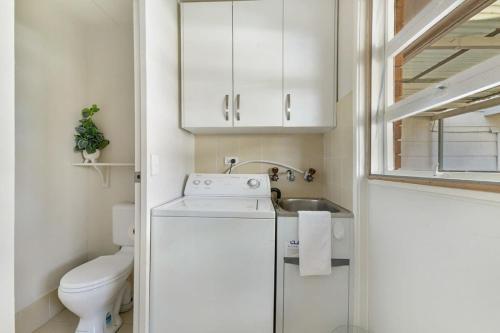 ein kleines Badezimmer mit Waschbecken und Toilette in der Unterkunft Collwood Cottage Cosy & Free Wifi in Orange