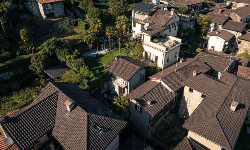 einen Blick über ein Haus mit Dächern in der Unterkunft Rustico in pietra in Brissago